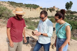 Autoridades y miembros del equipo de investigación en el yacimiento.