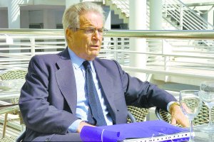 Antonio Garrigues Walker, en la terraza del Club de Mar, en uno de sus frecuentes viajes a Almería.