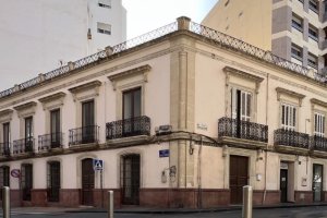 Exterior de la vivienda, situada entre la Plaza de San Sebastián y la calle González Garbín.