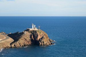 Faro de Cabo de Gata sobre la Laja del Cabo