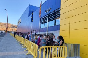 Cola a las puertas de IKEA a las 8.00 horas.