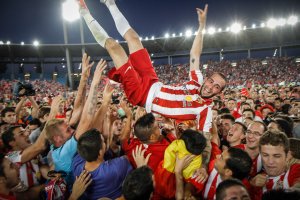 Aleix Vidal celebrando el ascenso con el Almería de Javi Gracia.