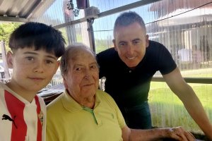 Martín con su abuelo Eduardo y su padre Antonio Luis en Asturias.