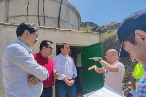 Fernando Giménez y Antonio J. Rodríguez con el alcalde de Senés, Javier Sola.