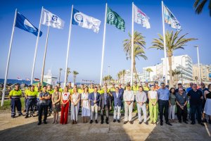 Roquetas ya tiene izadas todas las banderas de calidad de sus playas.