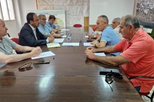 Hernando en su reunión con los regantes de Sol y Arena.