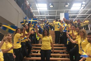 Mónica Martín, la directora de la nueva tienda Ikea en Almería, bajando los peldaños tras la inauguración.