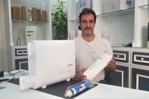 Marcelo muestra la diferencia entre las membranas.