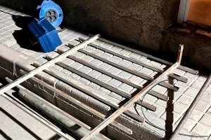 Los asaltantes reventaron esta reja de una ventana para entrar a la vivienda.
