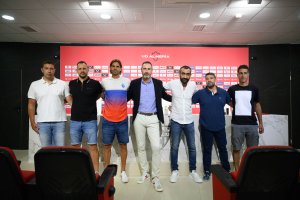 Mohamed El Assy, Vicente Moreno y sus cinco ayudantes.