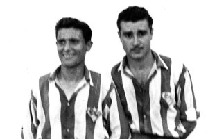 Pepe y Juan Giménez, dos mitos del fútbol almeriense de los 50 con sus ropas destartaladas.