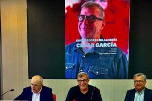 César García en la Universidad de Almería,escoltado por Antonio Torres y Santiago Alfonso. FOTO ELVIRA SÁEZ.