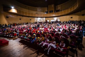 Imagen de un acto con cientos de alumnos en la Escuela de Música de Roquetas.
