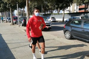 Cristián Olivera en su llegada al entrenamiento en el campo de La Vega de Acá.