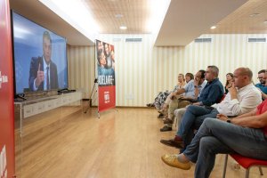 Candidatos ven el debate en la sede del PSOE de Almería.