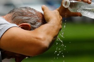 Recomiendan mantenerse hidratado y echarse crema solar