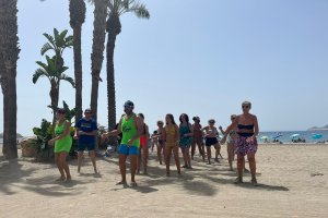 Los profesionales de Levántate y Baila animan la playa minutos antes del programa con sus clases de baile gratuitas.