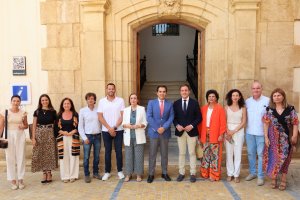 El consejero, con autoridades municipales durante su visita