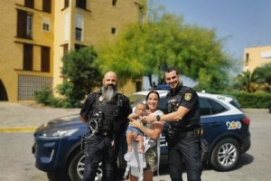 La madre, con los agentes que han rescatado al bebé.