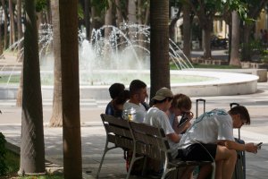 Almerienses se refugian a la sombra de las altas temperaturas. Foto de Alberto Azcue.