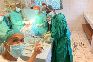 Miembros del equipo almeriense tras una intervención quirúrgica en el hospital africano.