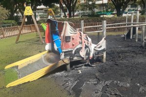 Así han quedado los juegos infantiles tras el incendio