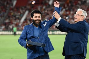 El presidente del Almería con Guillermo Blanes en la hierba del Estadio de los Juegos Mediterráneos.
