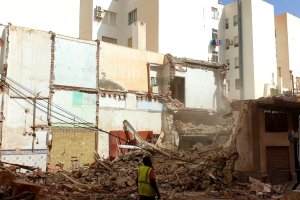 Imágenes del derribo de los inmuebles de la calle Atarazanas.