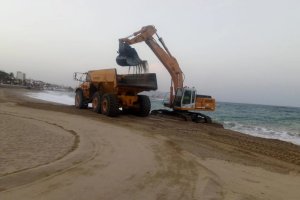 Imagen de archivo de una máquina trabajando en la playa de Garrucha.