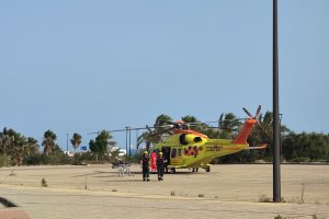Momento del traslado en helicóptero del hombre herido.