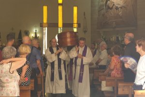 Sacerdotes de la Diócesis llevan el féretro de don Antonio Romera.