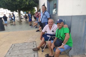 Colas de pura felicidad para abonarse al Almería.