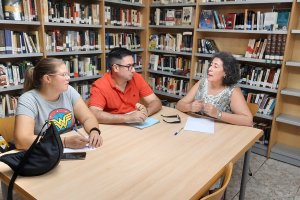 Imagen de una reunión en la Biblioteca de Tabernas.