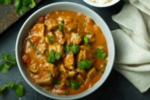 Pollo al curry para disfrutar del menú saludable de hoy.