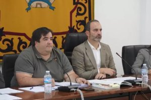 El exalcalde de Carboneras, José Luis Amérigo, con el exportavoz del PSOE en el Ayuntamiento.