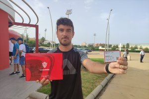 Emilio Carmona con su carné del Almería para la nueva temporada.