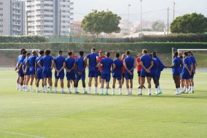 Vicente Moreno con la plantilla en el Anexo Mediterrráneo.