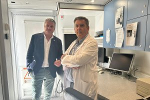 El delegado territorial de Salud y Consumo, Juan de la Cruz Belmonte en la unidad móvil de resonancia magnética.