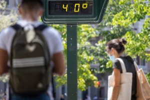Imagen de archivo de un termómetro marcando 40 grados.