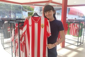 Rocío Cazorla, empleada de la tienda del Almería, enseña la nueva camiseta rojiblanca.