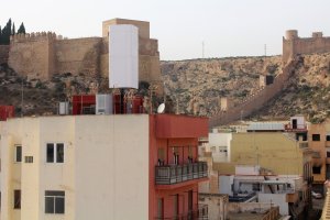 Antenas de telefonía móvil sin camuflar al lado de la Puerta de Purchena.