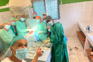Miembros del equipo almeriense tras una intervención quirúrgica en el hospital africano.