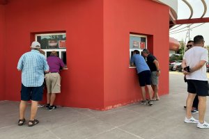 Los abonados acercándose a las taquillas del Estadio para renovar los abonos.