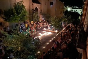 Representación en velas del \'Brujo\' de Los Letreros y uno de los espectáculos frente al Ayuntamiento de Vélez-Blanco.