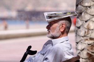 Un hombre se cubre con un periódico para paliar el calor.