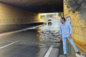 Juan José Segura, en el lugar en el que se ha producido la rotura.
