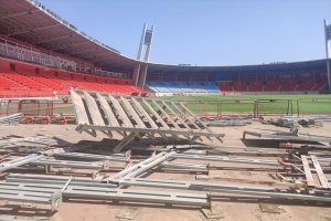 Vista desde el fondo sur con la zona norte aún por pintar de rojo.