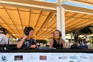 Francisca Andreu (centro) gerente de Neptuno Mojácar, restaurantes de referencia del Levante, dio la bienvenida al equipo de la Cadena SER, que emi