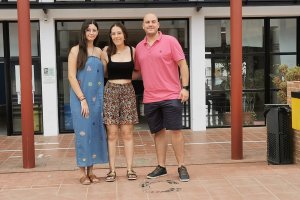 Claudia Villegas y Abril Plaza con su tutor, Francisco de los Santos Rubio.