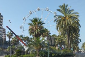 Comienza el desmontaje de la noria gigante de la Rambla